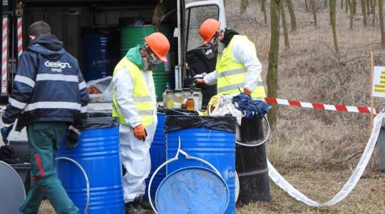 Környezetre rendkívül veszélyes anyagokat találtak az állami erdőgazdaság munkatársai Csemő határában